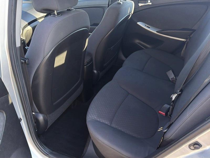 Hyundai Accent SE 5-Door 2012