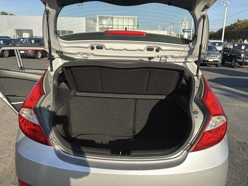 Hyundai Accent SE 5-Door 2012