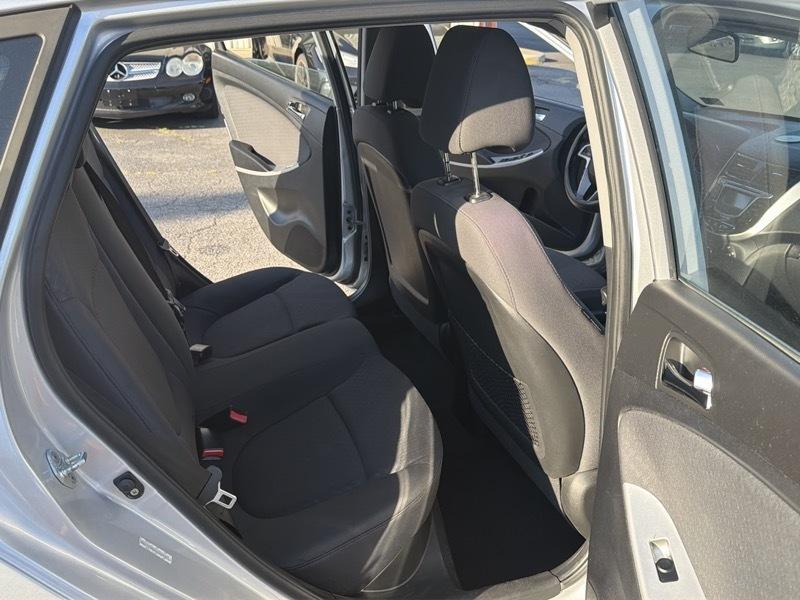 Hyundai Accent SE 5-Door 2012