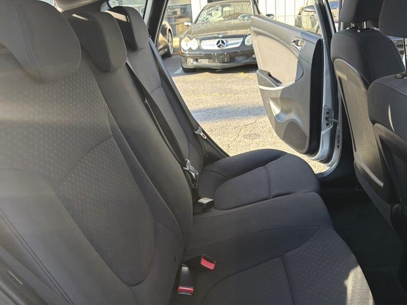 Hyundai Accent SE 5-Door 2012