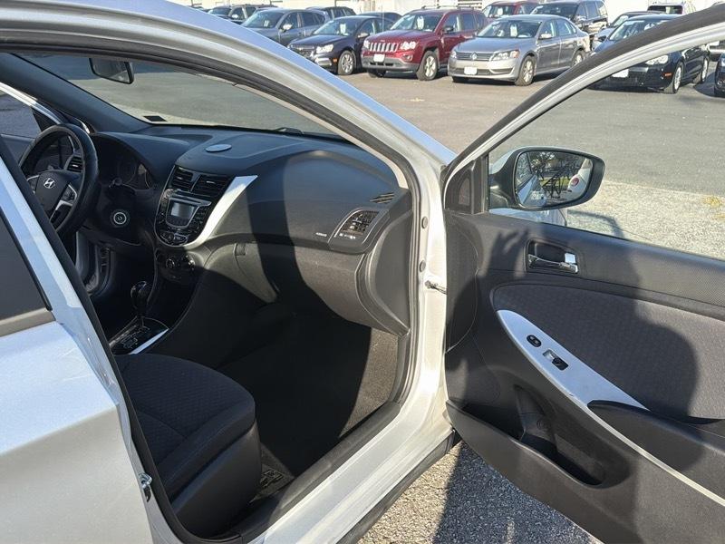 Hyundai Accent SE 5-Door 2012
