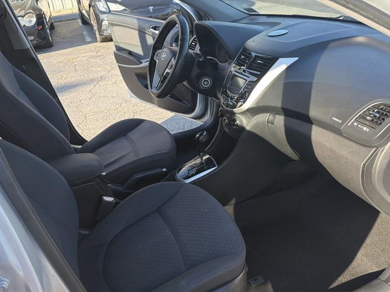 Hyundai Accent SE 5-Door 2012