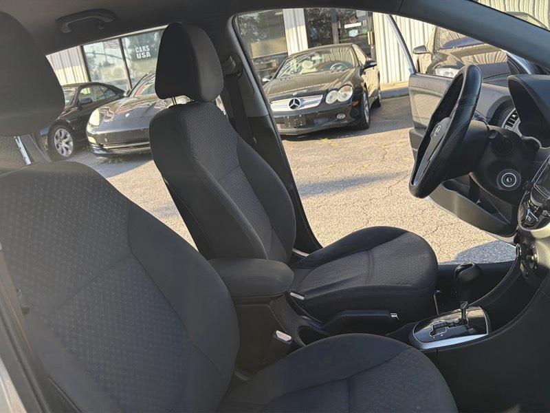 Hyundai Accent SE 5-Door 2012