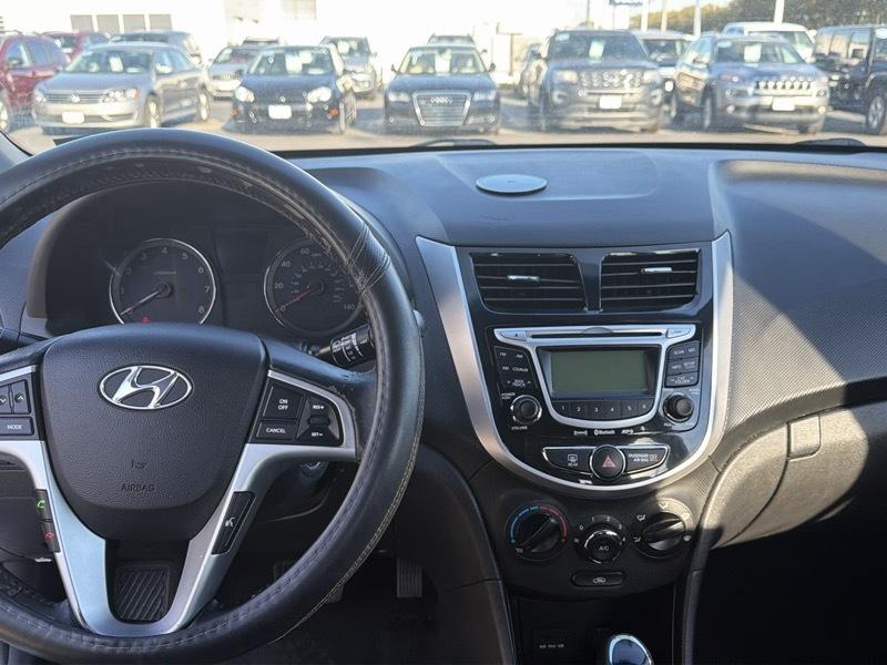 Hyundai Accent SE 5-Door 2012