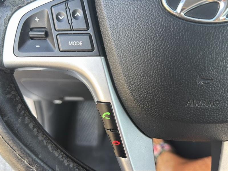 Hyundai Accent SE 5-Door 2012