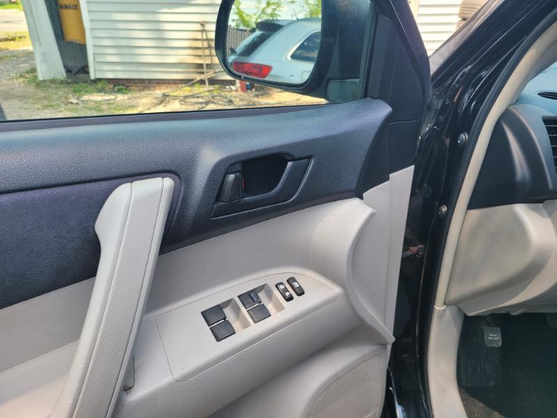 Toyota Highlander Base 2WD I4 2013