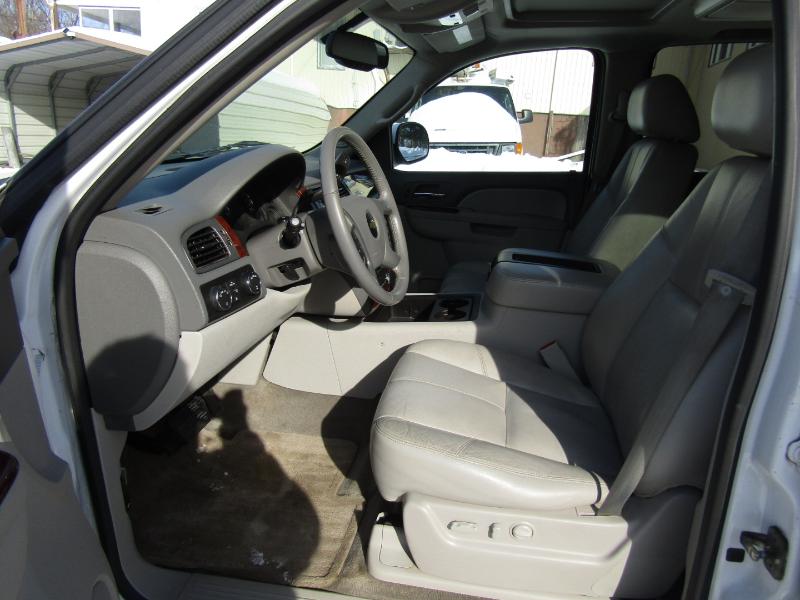 Chevrolet Suburban LT 1500 4WD 2012