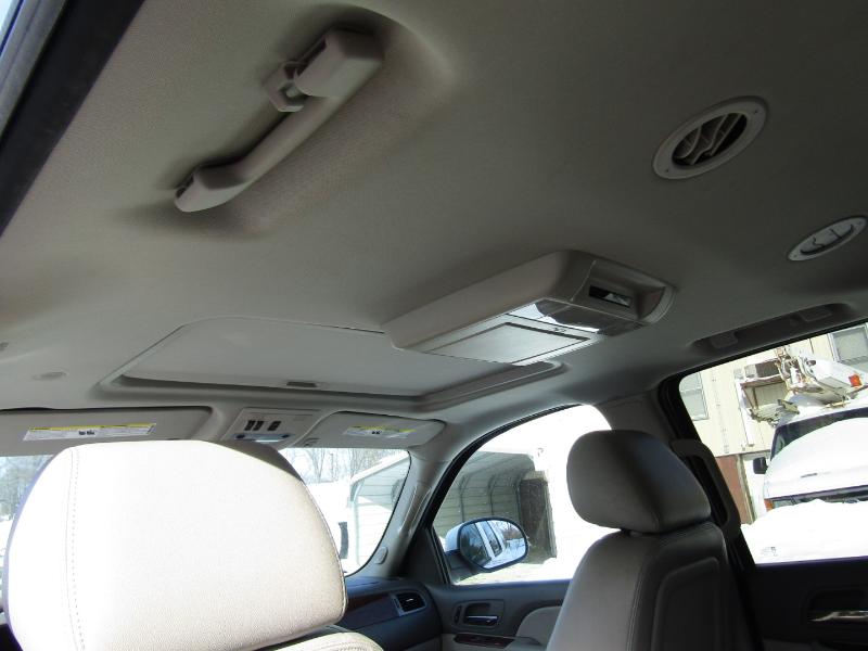 Chevrolet Suburban LT 1500 4WD 2012