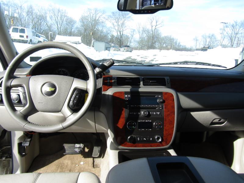 Chevrolet Suburban LT 1500 4WD 2012