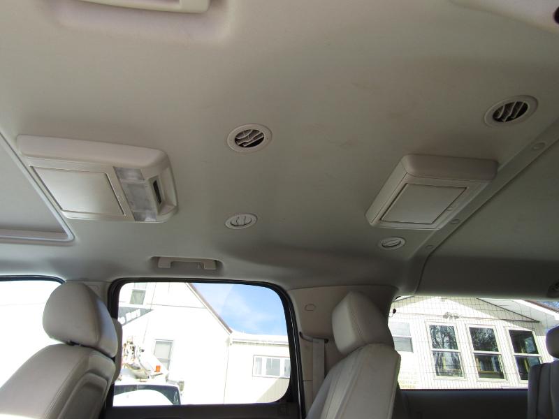 Chevrolet Suburban LT 1500 4WD 2012