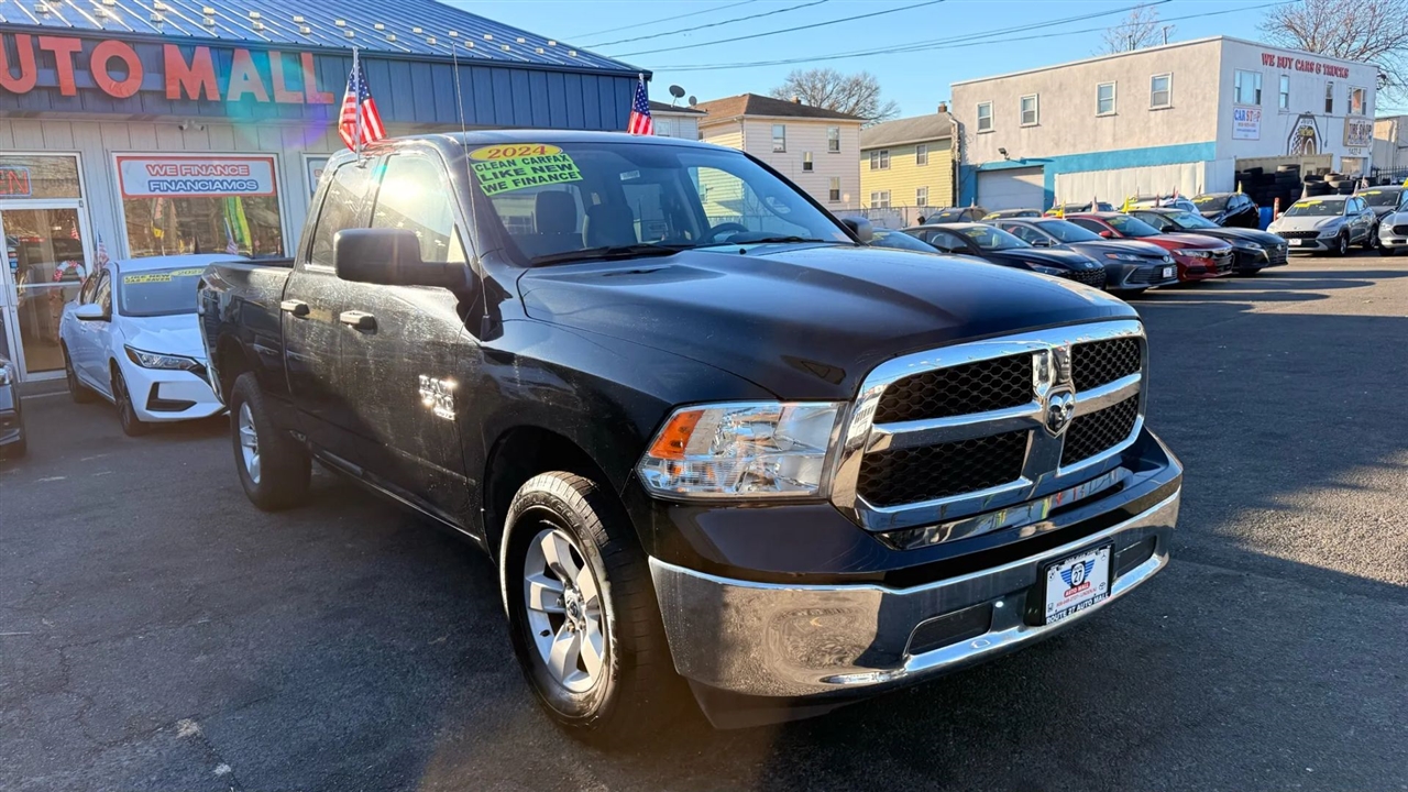 RAM 1500 SLT Quad Cab 4WD 2024