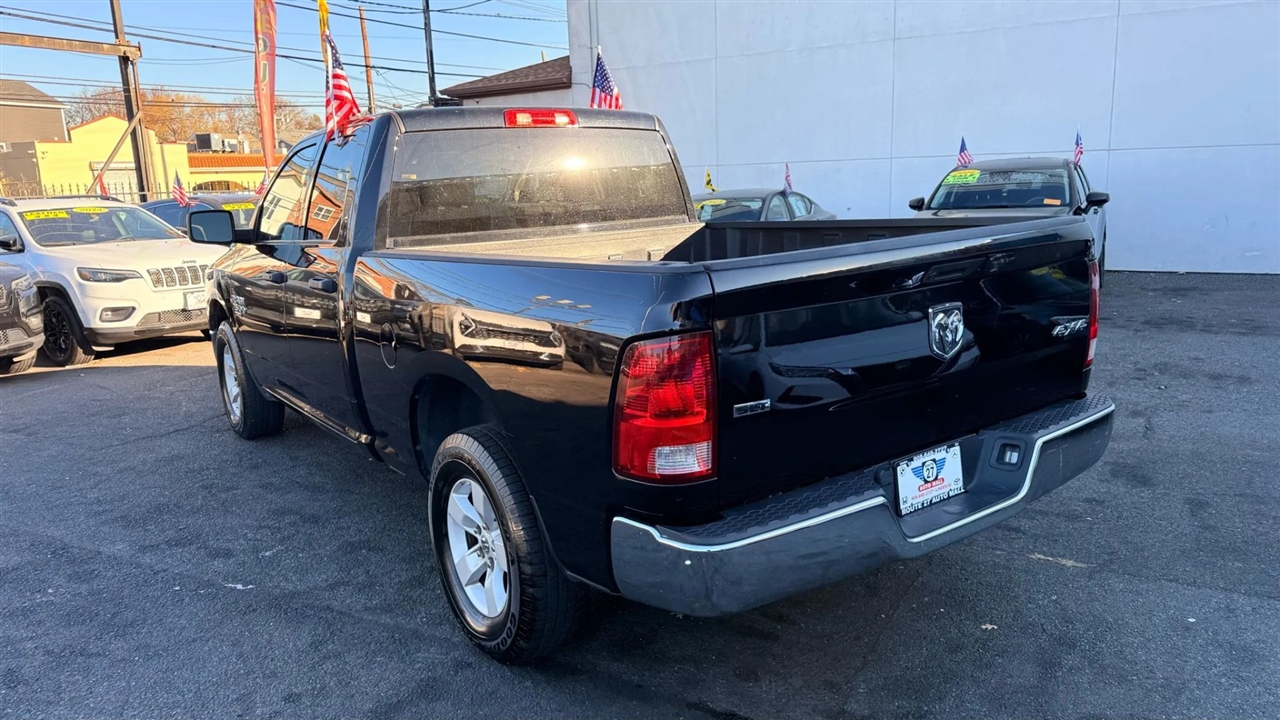 RAM 1500 SLT Quad Cab 4WD 2024