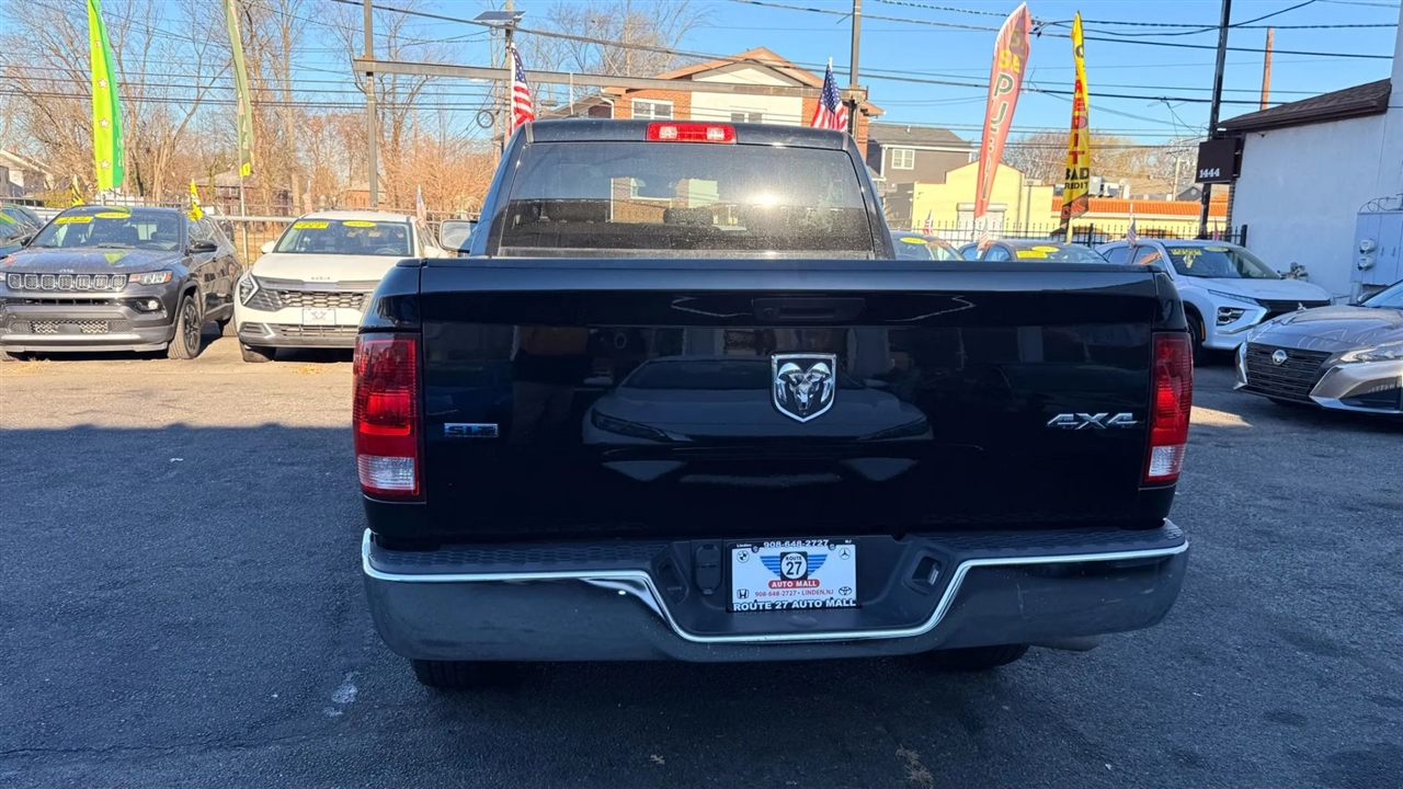 RAM 1500 SLT Quad Cab 4WD 2024