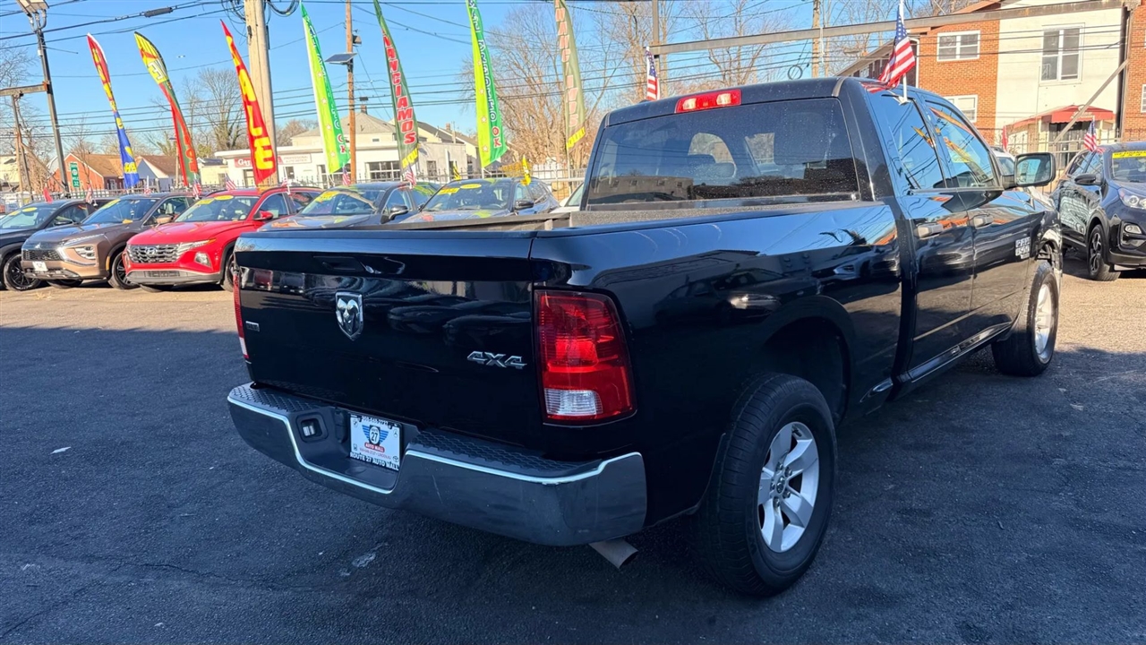 RAM 1500 SLT Quad Cab 4WD 2024