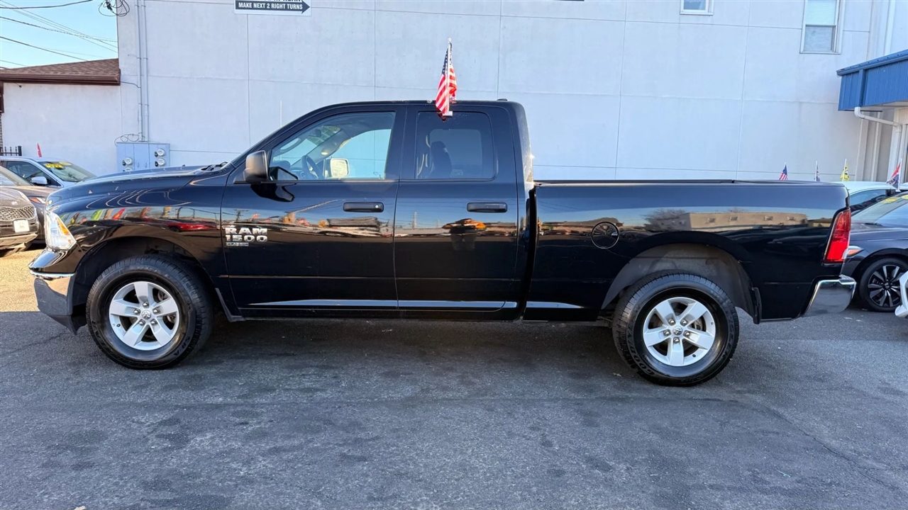 RAM 1500 SLT Quad Cab 4WD 2024