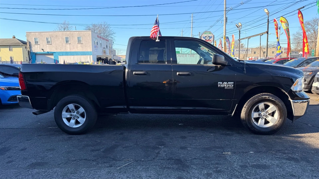 RAM 1500 SLT Quad Cab 4WD 2024