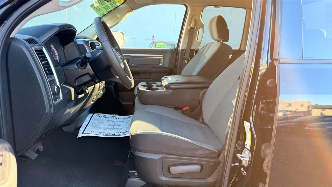 RAM 1500 SLT Quad Cab 4WD 2024