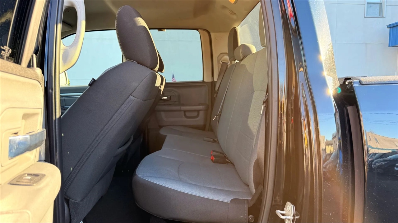 RAM 1500 SLT Quad Cab 4WD 2024