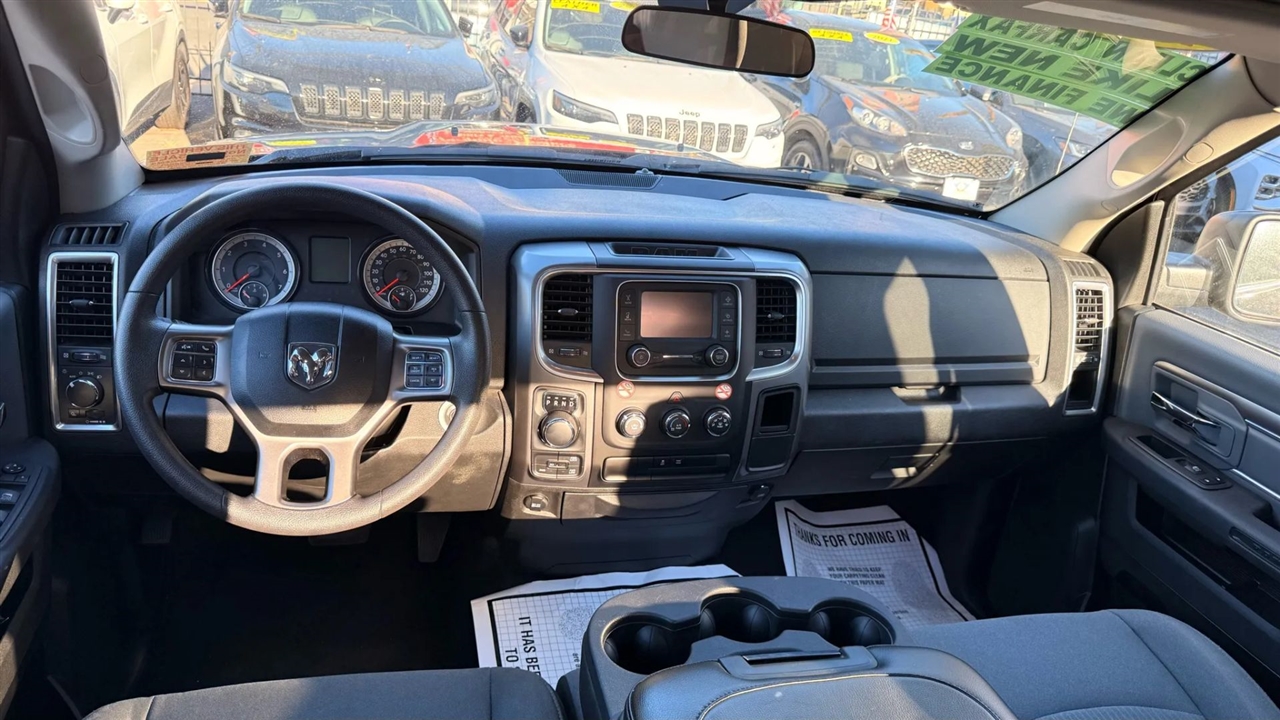 RAM 1500 SLT Quad Cab 4WD 2024