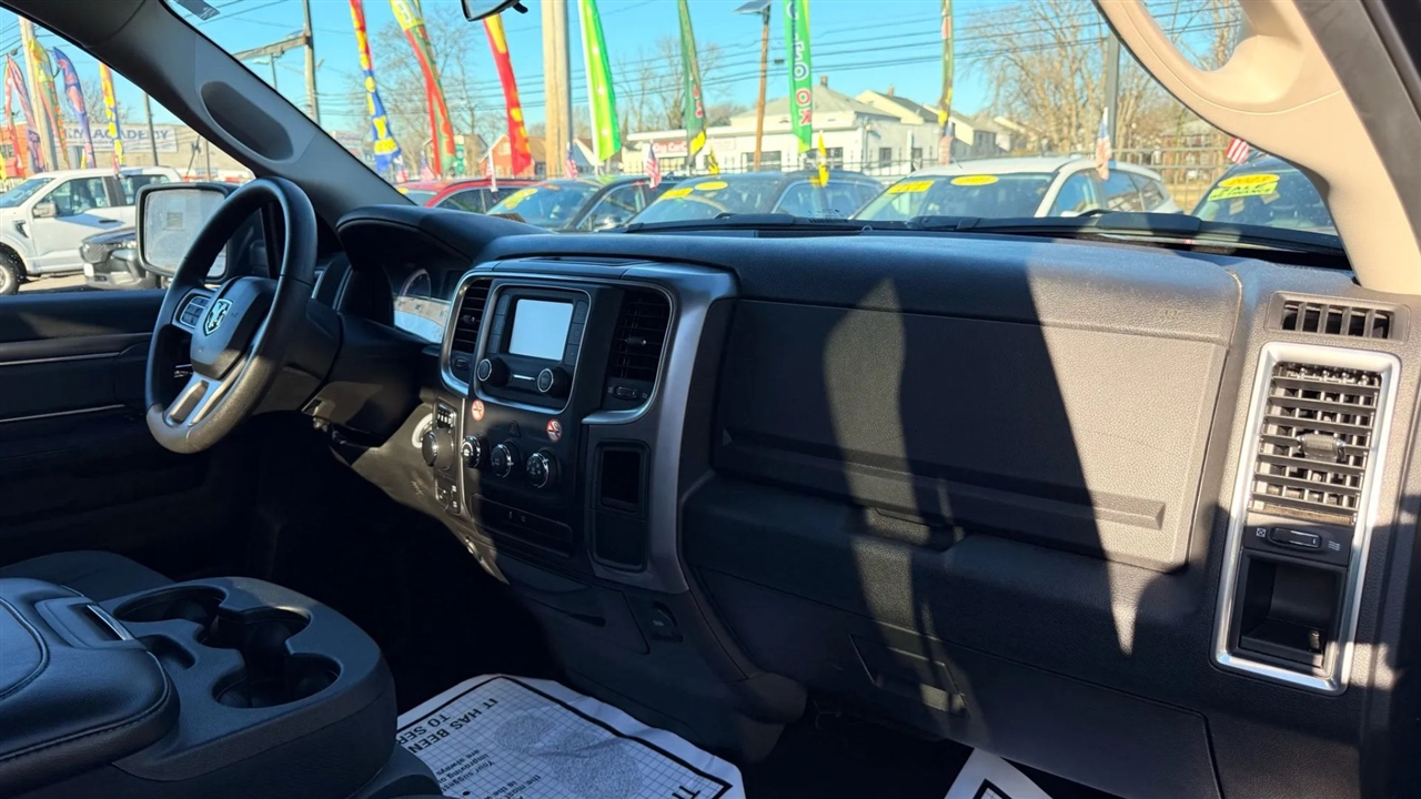 RAM 1500 SLT Quad Cab 4WD 2024