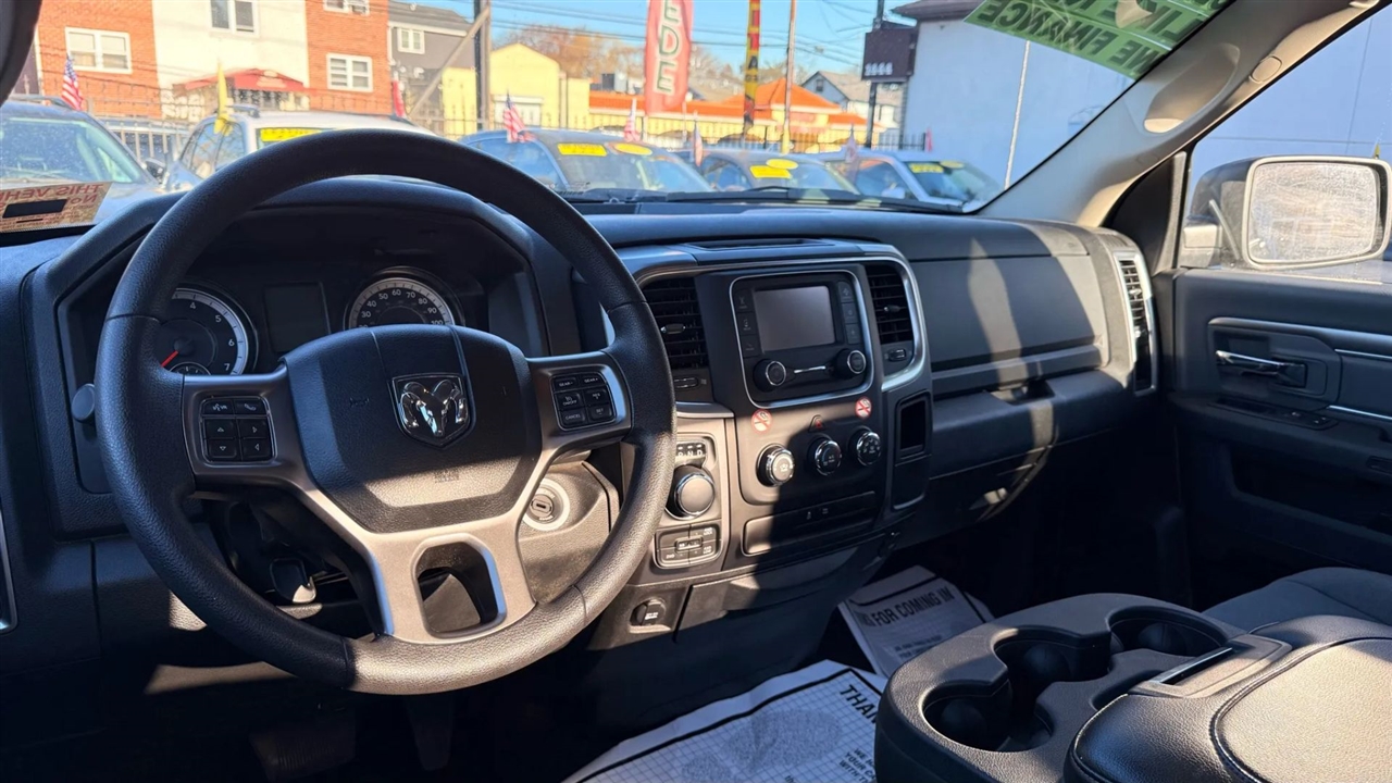 RAM 1500 SLT Quad Cab 4WD 2024