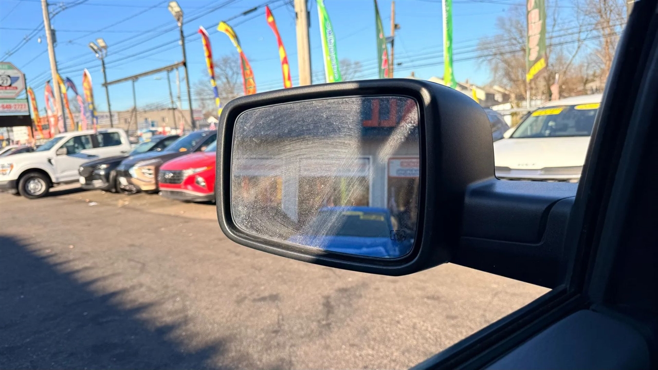 RAM 1500 SLT Quad Cab 4WD 2024