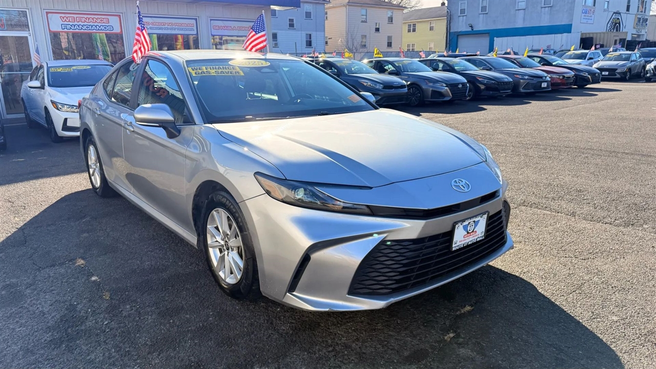 Toyota Camry Hybrid XLE 2025