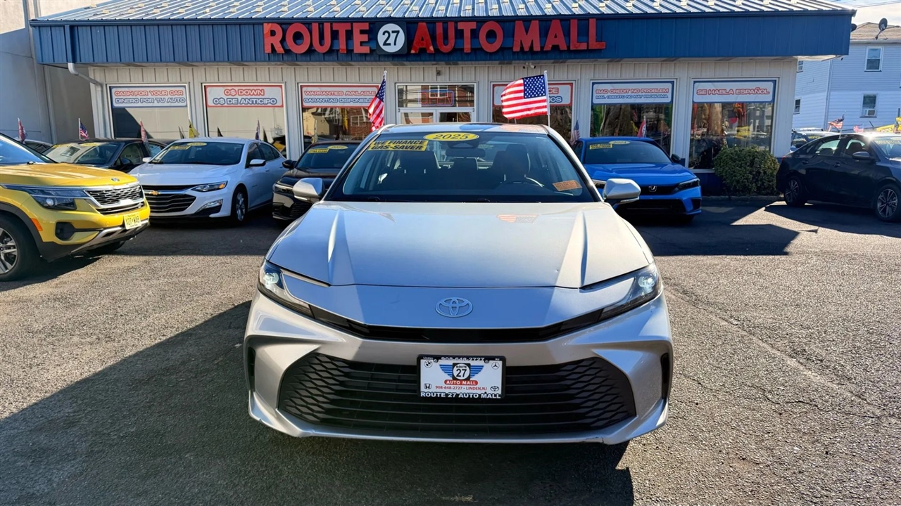 Toyota Camry Hybrid XLE 2025