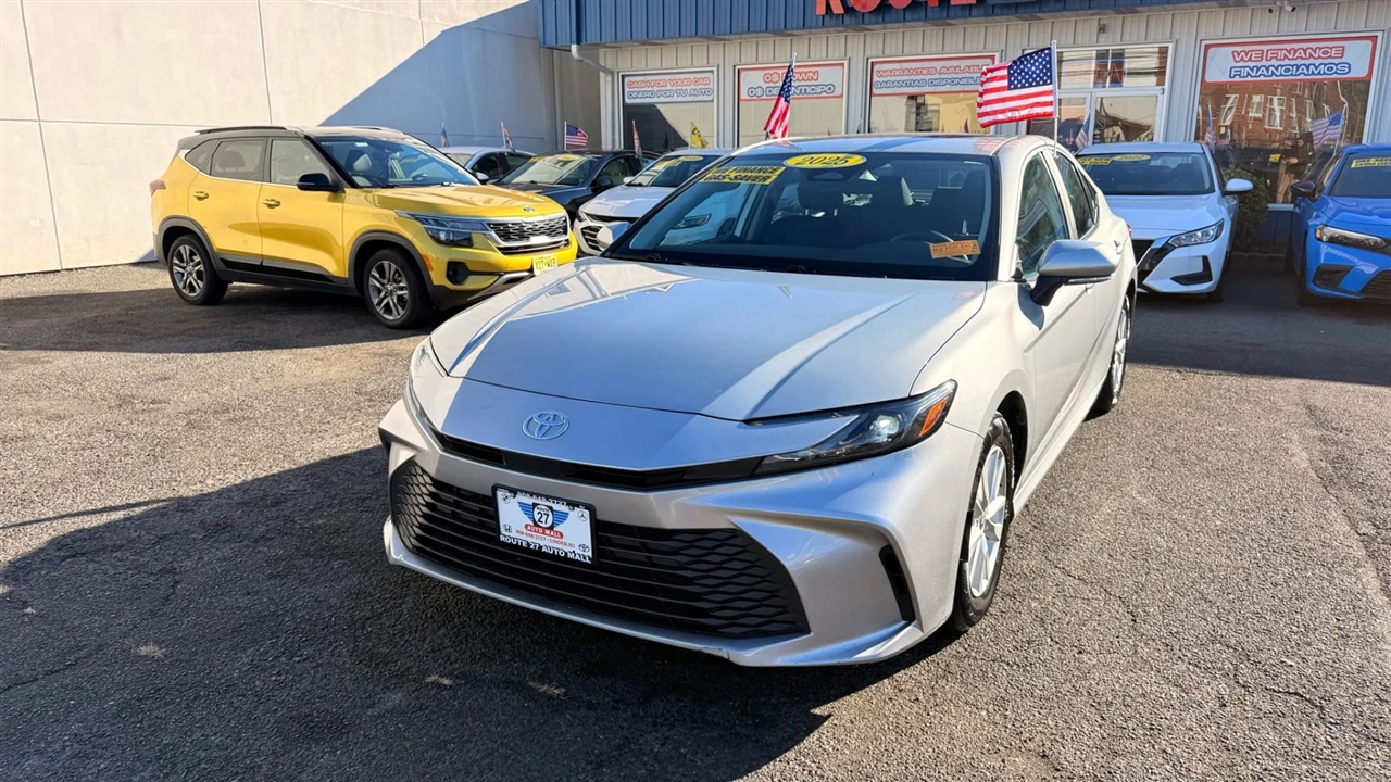 Toyota Camry Hybrid XLE 2025