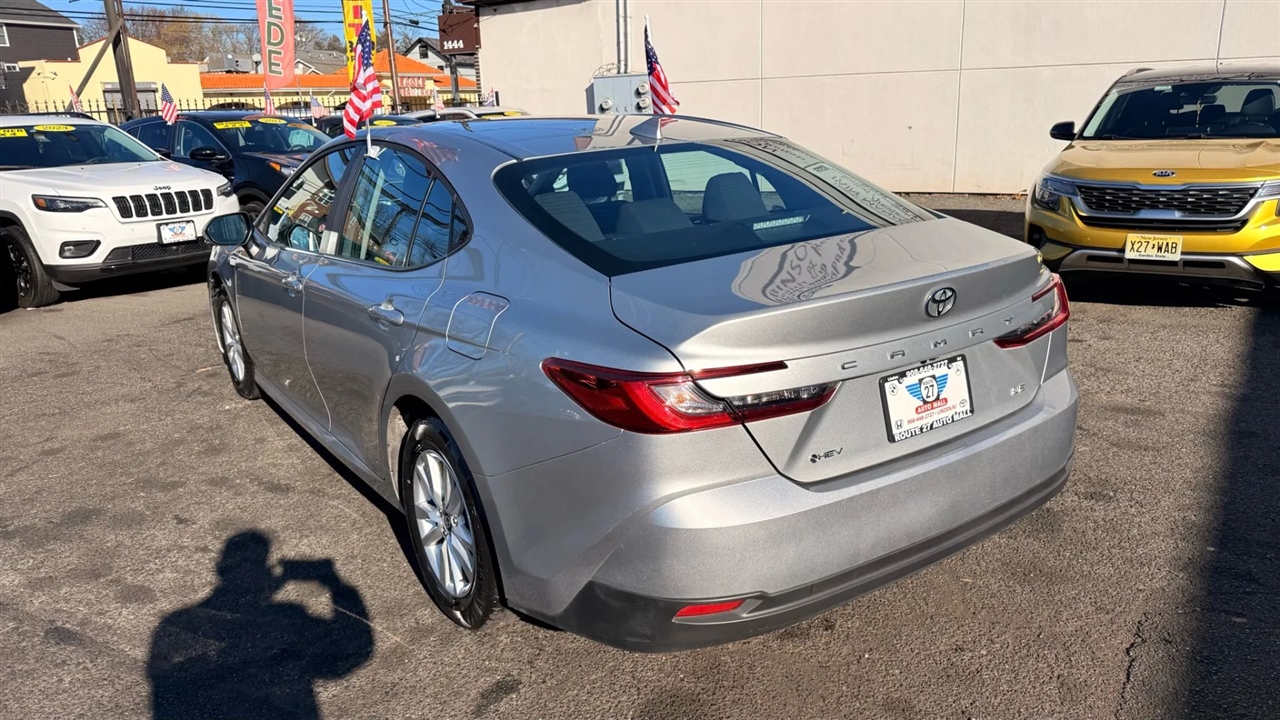 Toyota Camry Hybrid XLE 2025