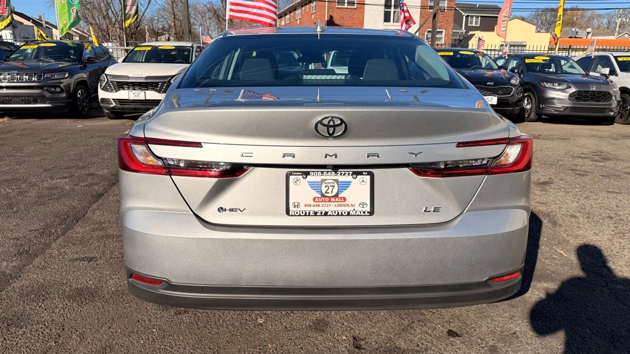 Toyota Camry Hybrid XLE 2025