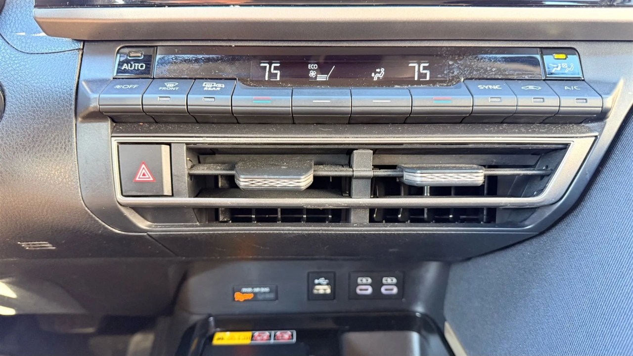 Toyota Camry Hybrid XLE 2025