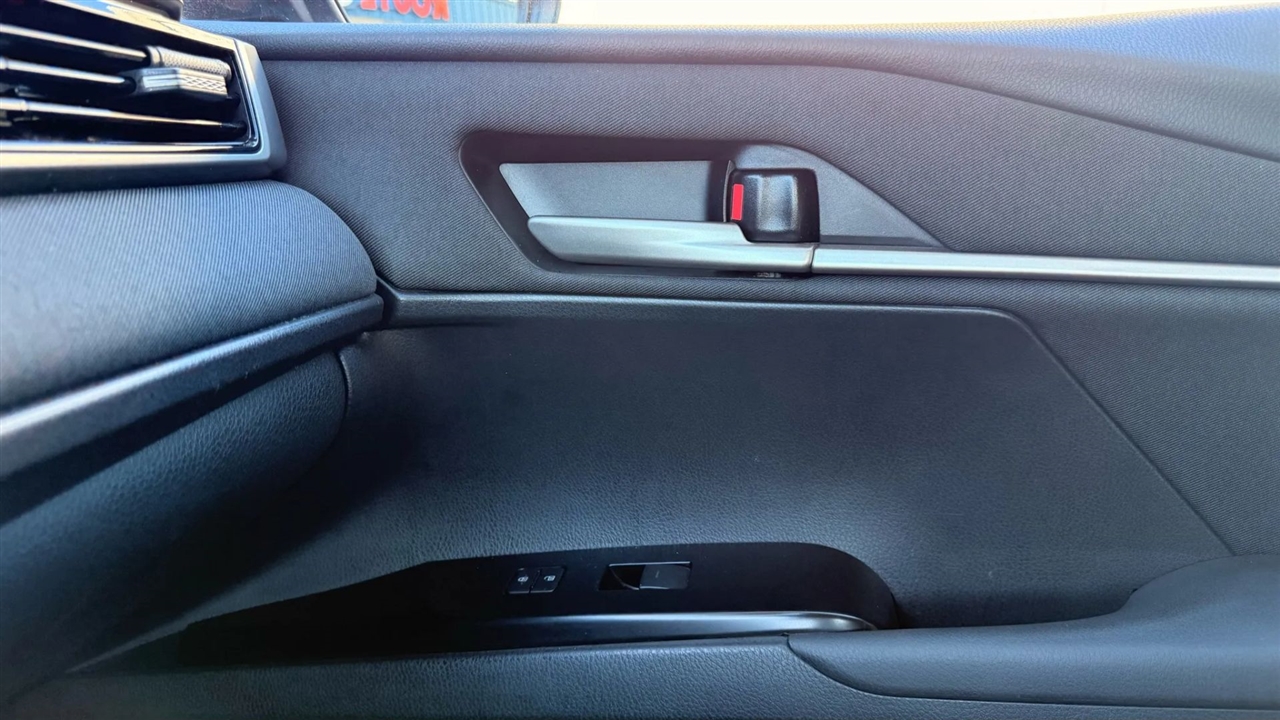 Toyota Camry Hybrid XLE 2025