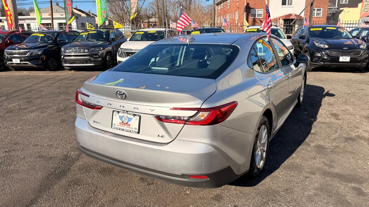 Toyota Camry Hybrid XLE 2025