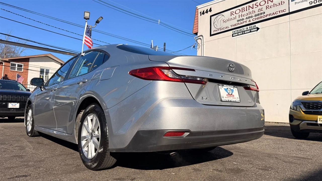 Toyota Camry Hybrid XLE 2025