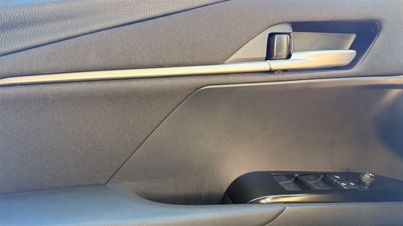 Toyota Camry Hybrid XLE 2025