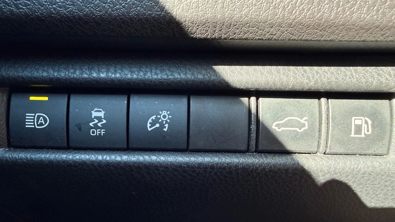 Toyota Camry Hybrid XLE 2025