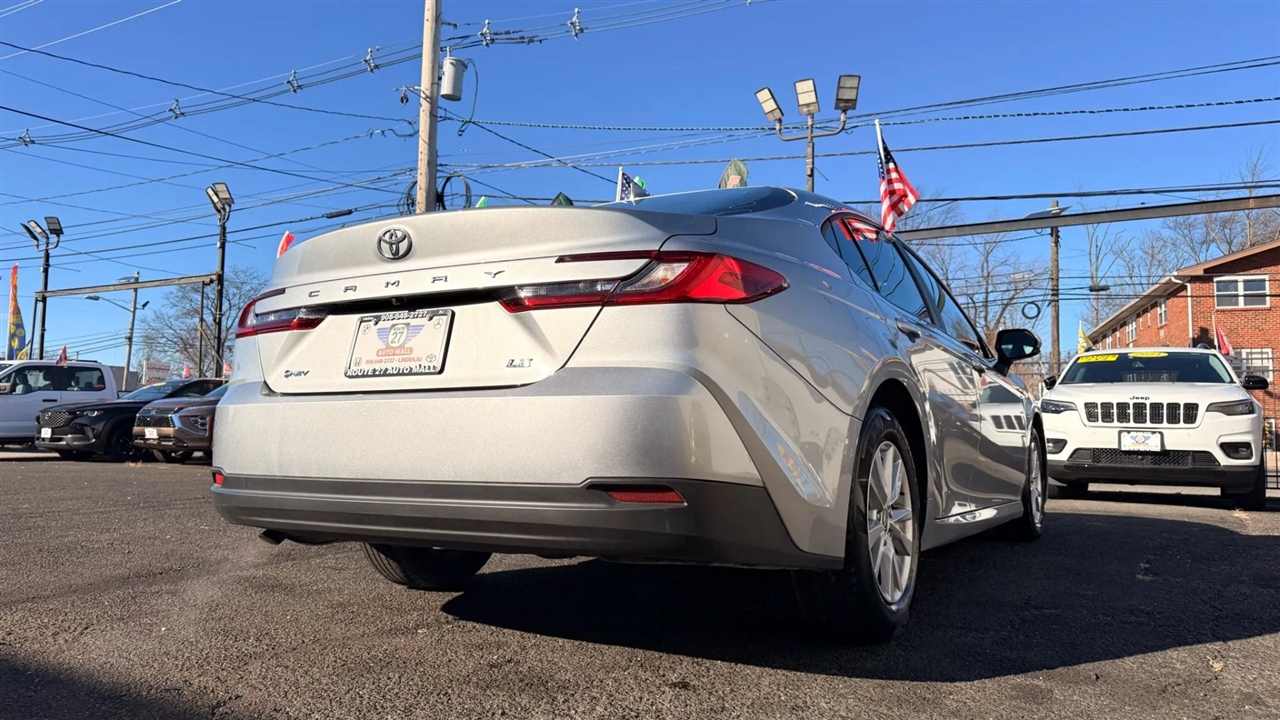 Toyota Camry Hybrid XLE 2025