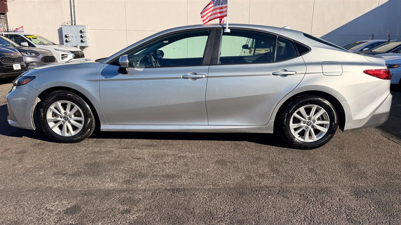 Toyota Camry Hybrid XLE 2025
