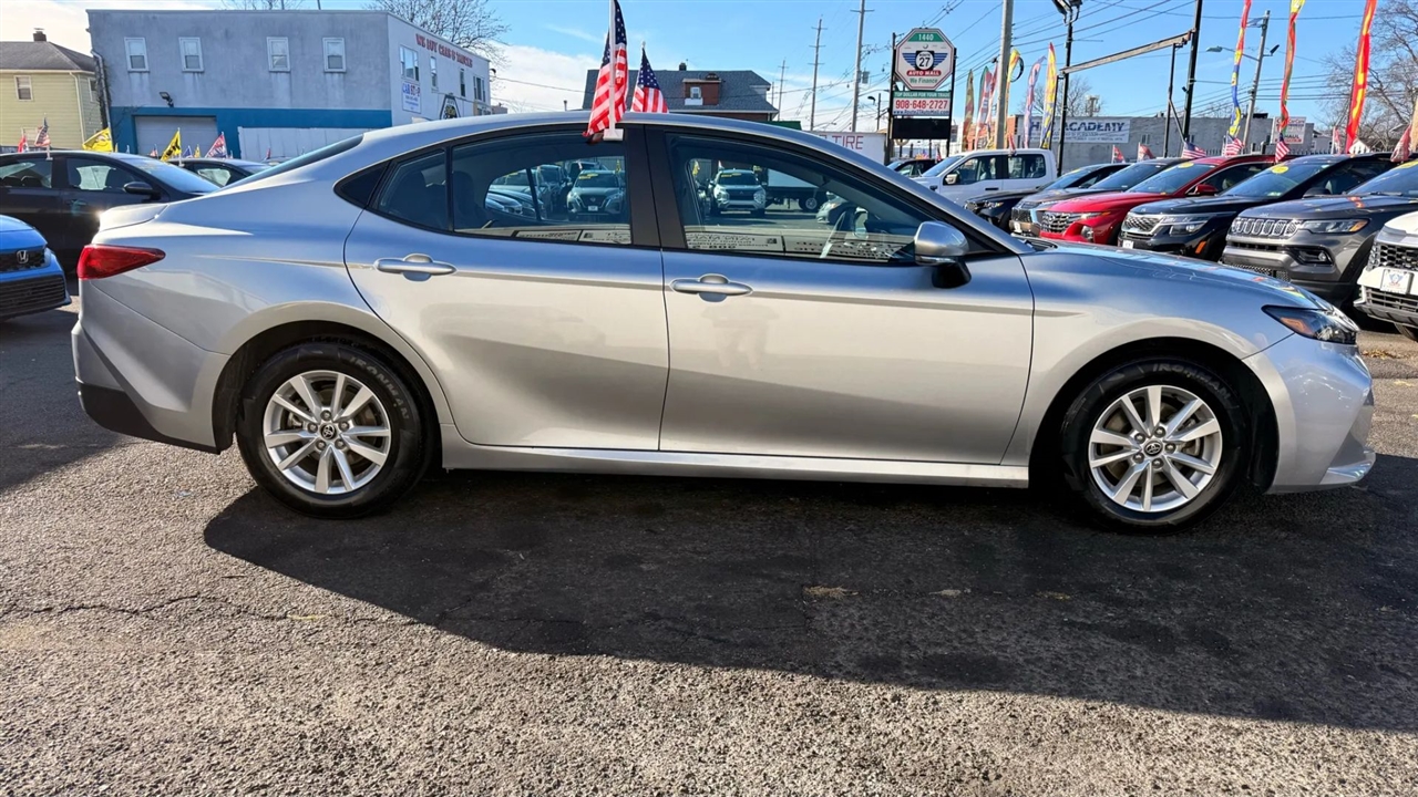 Toyota Camry Hybrid XLE 2025