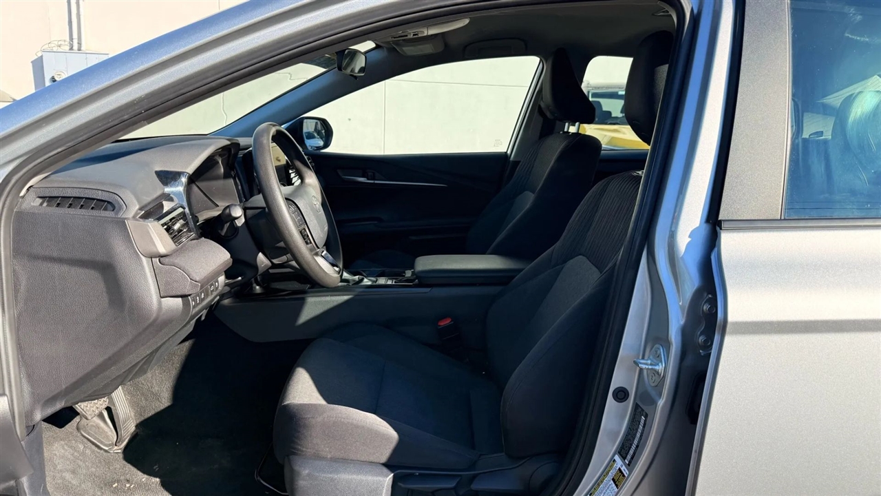 Toyota Camry Hybrid XLE 2025