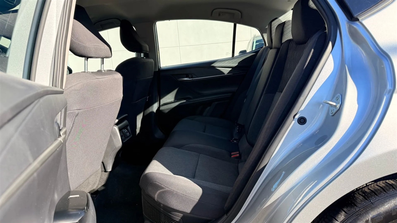 Toyota Camry Hybrid XLE 2025