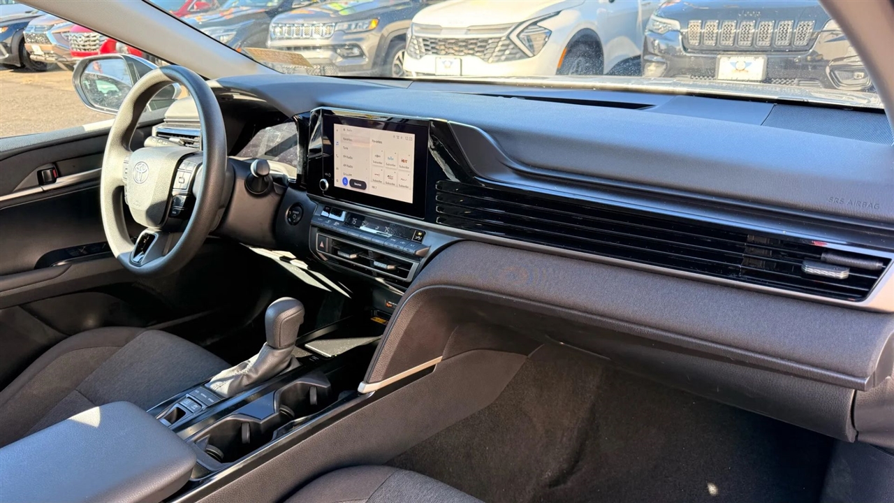 Toyota Camry Hybrid XLE 2025