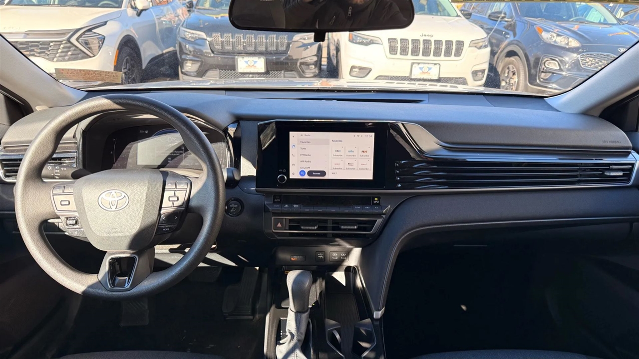 Toyota Camry Hybrid XLE 2025