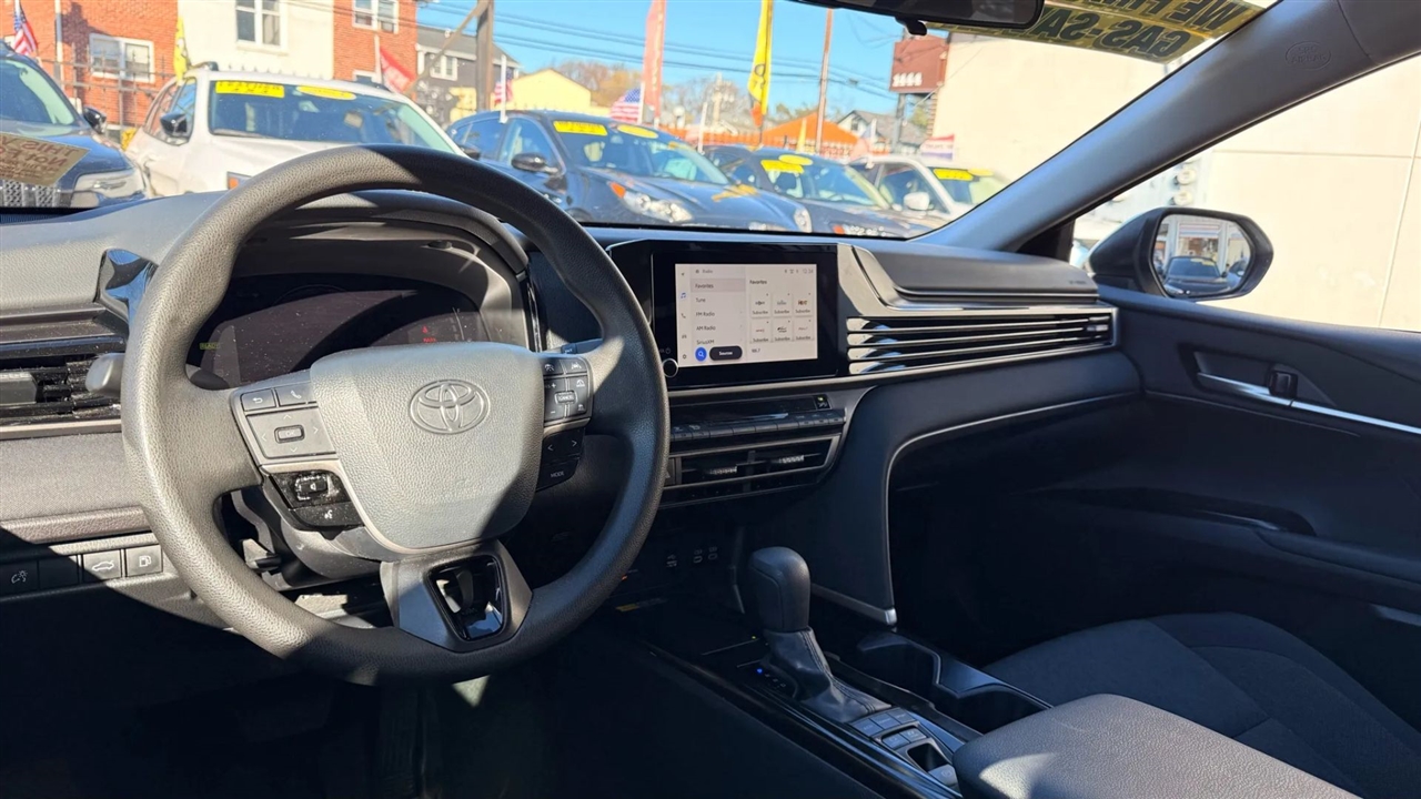 Toyota Camry Hybrid XLE 2025