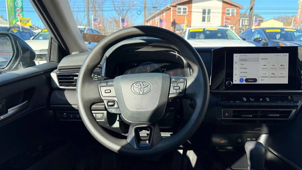 Toyota Camry Hybrid XLE 2025