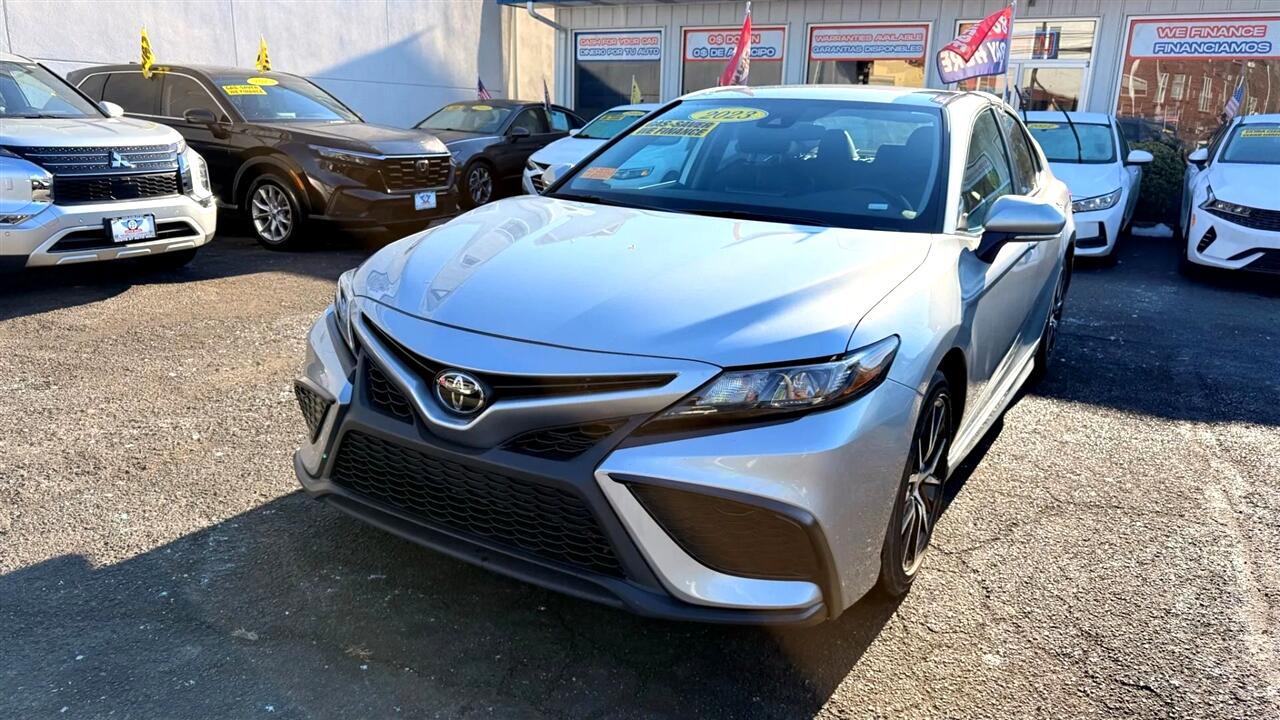 Toyota Camry SE 2023