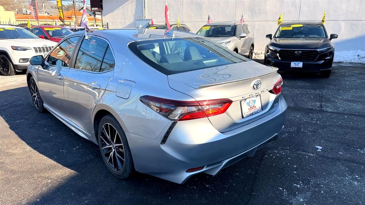Toyota Camry SE 2023