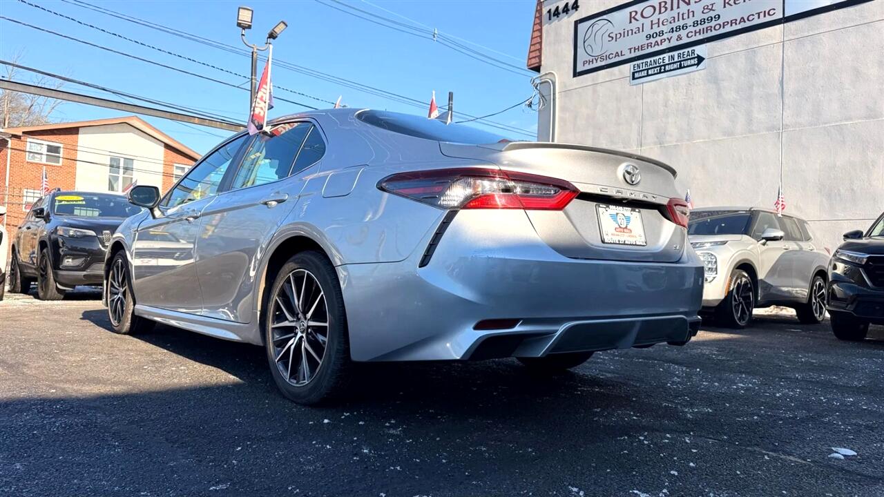 Toyota Camry SE 2023