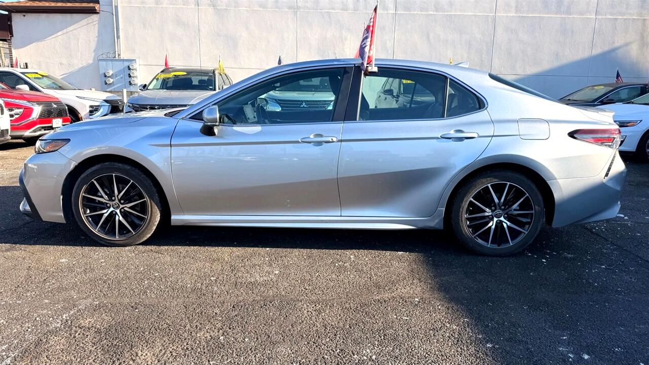 Toyota Camry SE 2023